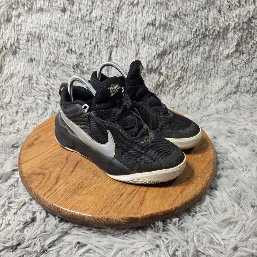 Nike Team Hustle D10 Low Kids Youth Black Basketball Sneaker Size 5Y Lace Ups